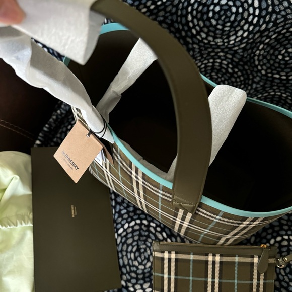 Authentic Burberry tote bag - Picture 3 of 11